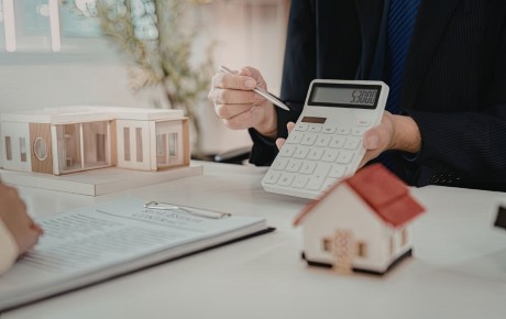 Explicación sobre qué es una prima de seguro, cómo se calcula y su relación con la cobertura y el riesgo.