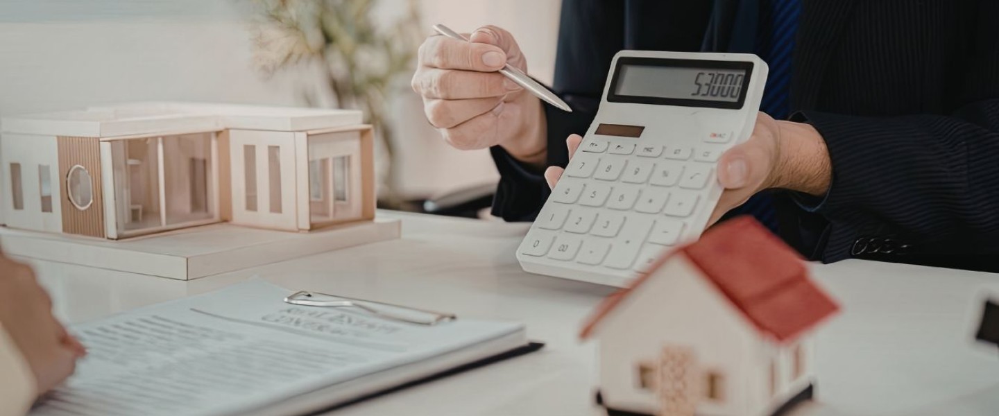 Explicación sobre qué es una prima de seguro, cómo se calcula y su relación con la cobertura y el riesgo.